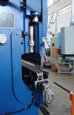 Mechanical Hydraulic CNC Tandem 200 Ton Press Brake Machinery for industrial 3200mm